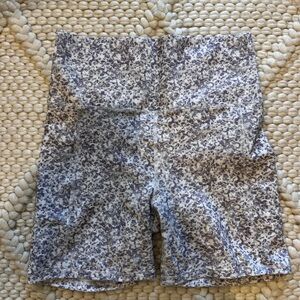 Vuori High-Waist Floral Print Bike Shorts - Gray